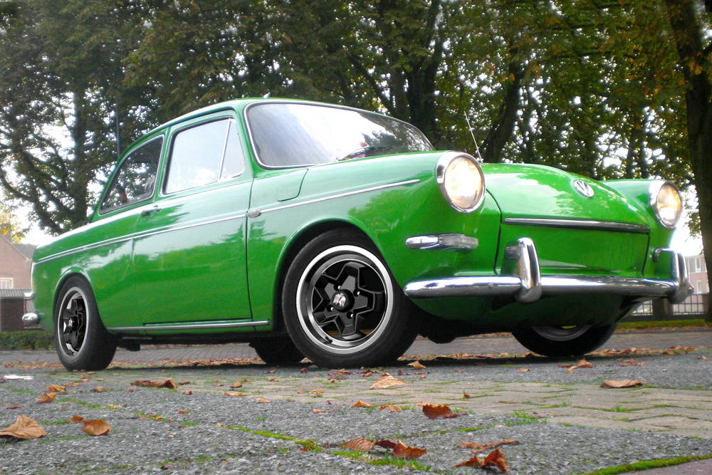 洋書 CLASSIC VOLKSWAGENS The Complete Book of Classic Volkswagens: Beetles
